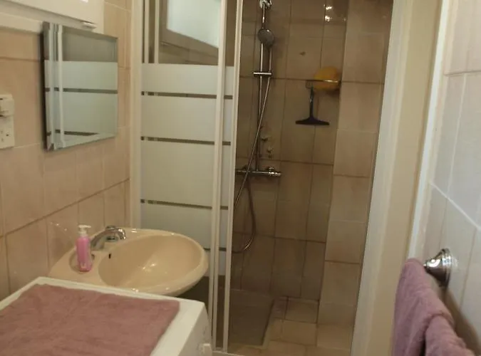 Moon-light Studio Guest house *